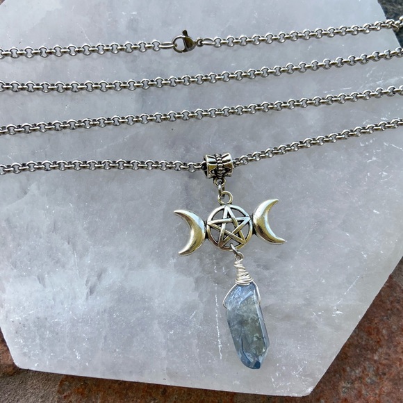 Long chain wrap around moon pentagram & crystal - Picture 5 of 11